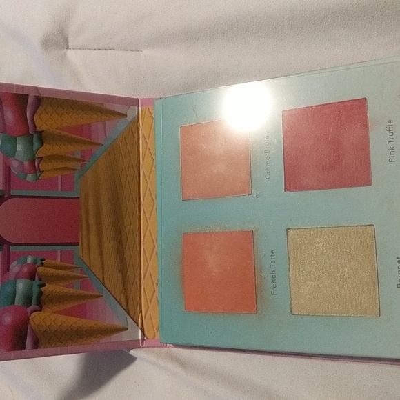 NWT Face and body palette - Picture 2 of 3